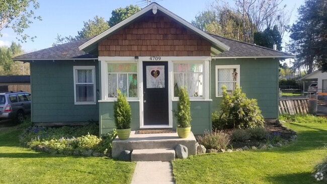 Building Photo - 4709 W Irving St Rental