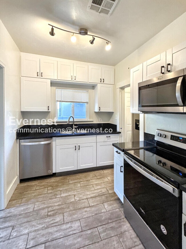 Photo - 934 E 7th St