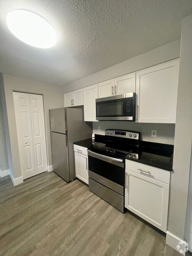 Building Photo - 1 Bedroom / 1 Bath Condo in Gated Communit... Unit 306