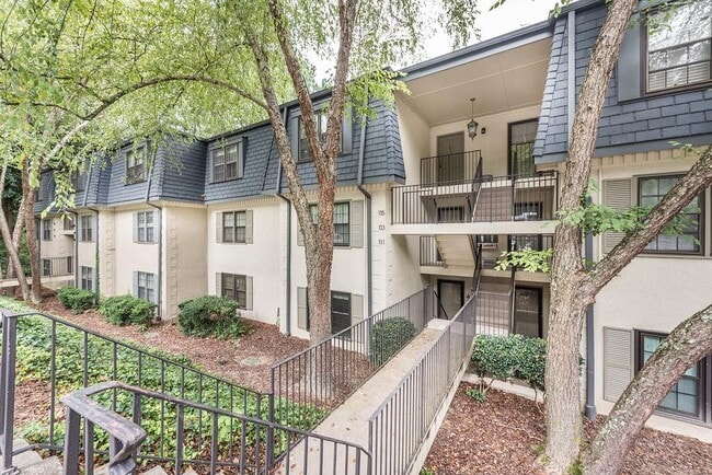 Photo - 115 Rosaire Pl NW