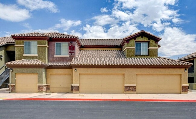 Building Photo - GORGEOUS 3 BEDROOM / 2 FULL BATH CONDO UNI...