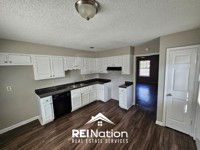 MEMPHIS CHARMER! 3BR/2BA | Vaulted Ceilings & Brick Fireplace | Fenced Yard!