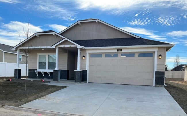 Building Photo - Beautiful, 3 bed 2 bath home close to lake...