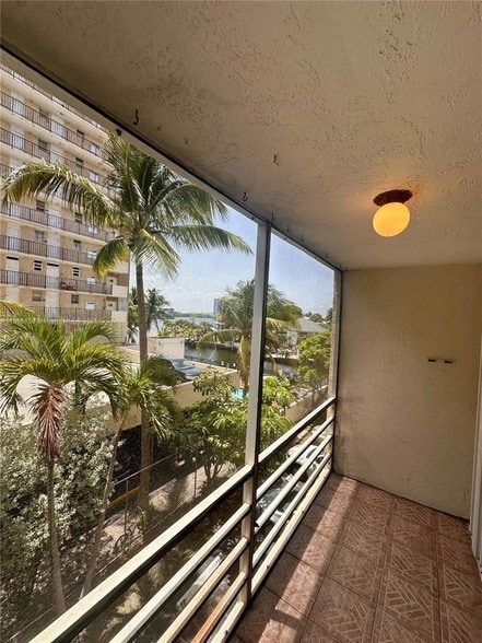 Photo - 2935 NE 163rd St Unidad 3P