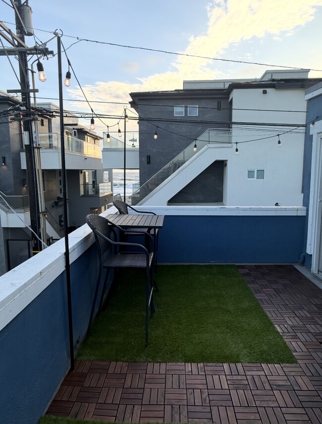 Photo - 3747 Strandway