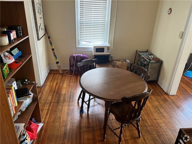 Building Photo - 10 Columbia St Rental