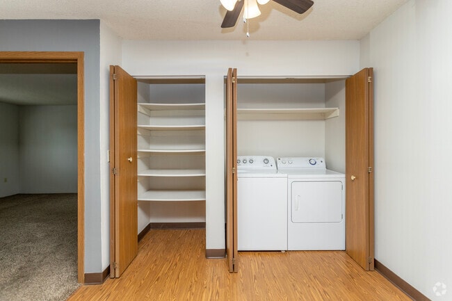 2BR, 2BA - 950SF
