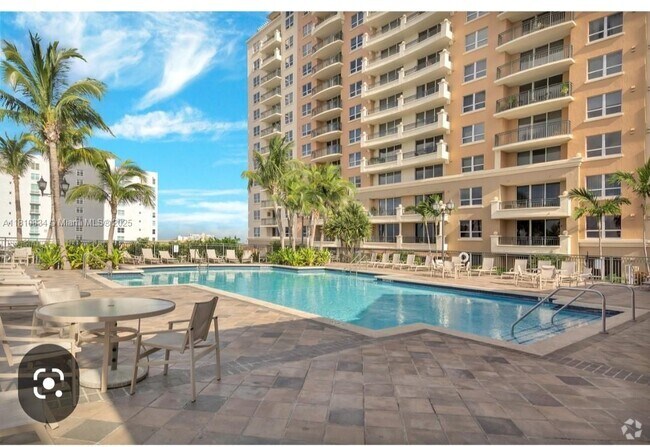 Building Photo - 3232 SW 22nd Ter Unit 1003 Rental