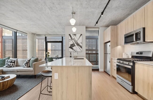 Building Photo - 1054 W Van Buren St