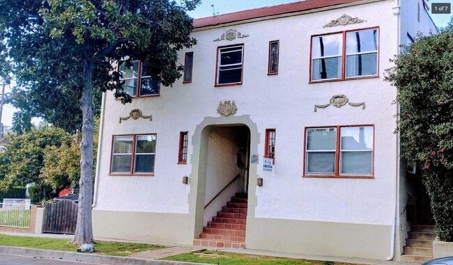 Photo - 4437 Ambrose Ave Unit 4