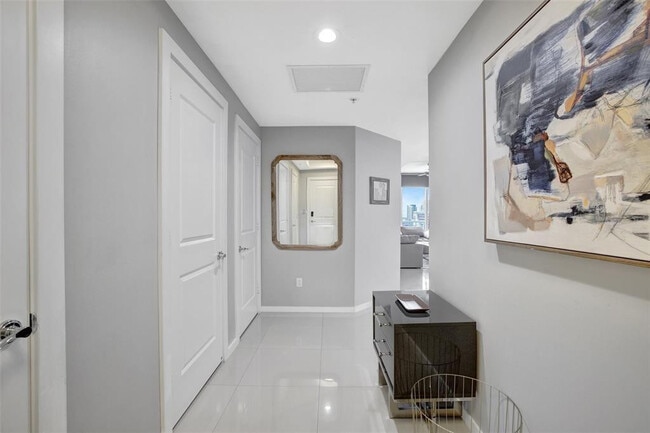 Building Photo - 315 NE 3rd Ave Unit 1004