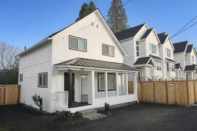 Building Photo - 449 SE 4th Ave