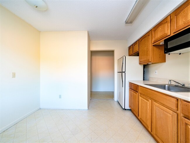 Photo - Courtside Apartments