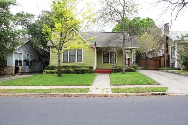 Building Photo - QUINTESSENTIAL ALAMO HEIGHTS COTTAGE