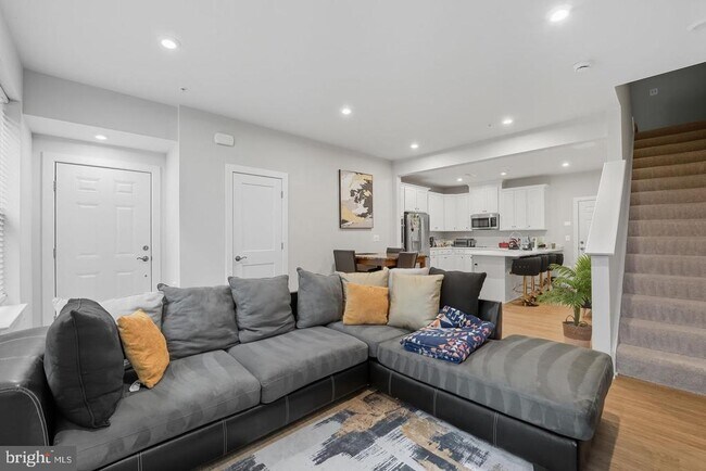 707 Thomas Ln