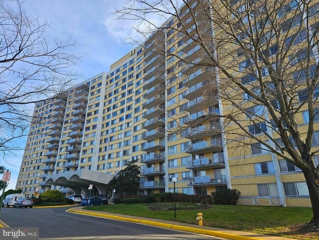Building Photo - 301 N Beauregard St Unit 1210