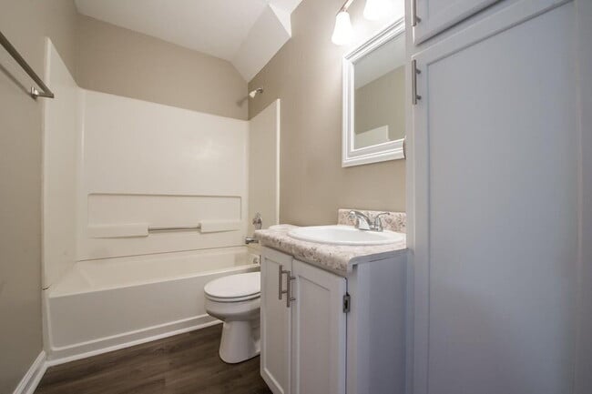 4 BR 3 BA Town House! AVAILABLE AUGUST!
