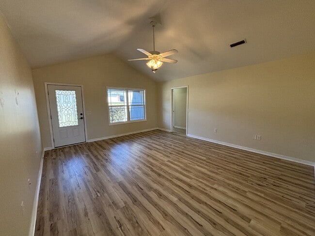 Photo - 472 Jester St