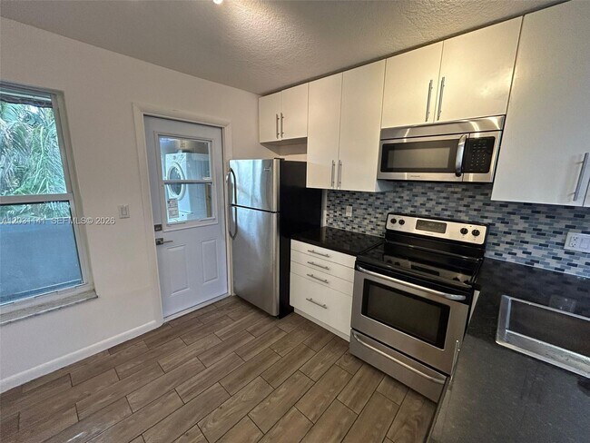 Building Photo - 3777 NW 78th Ave Unit 1F