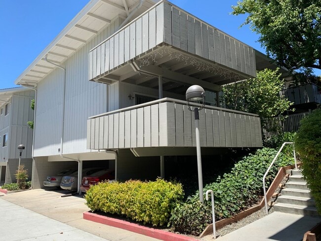 Building Photo - 2 bedroom 2 bath, large patio deck, commun... Unit 16 Rental