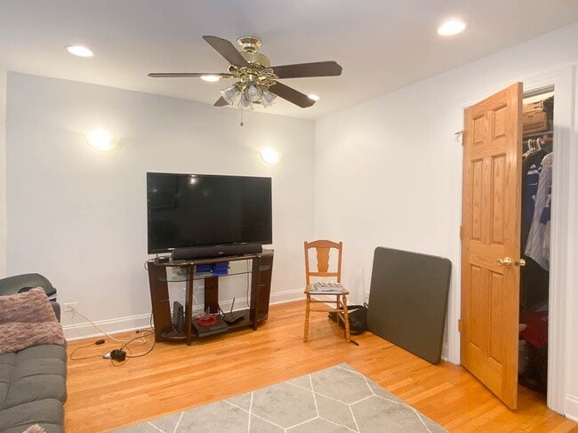 Photo - 922 W Addison St Unidad G