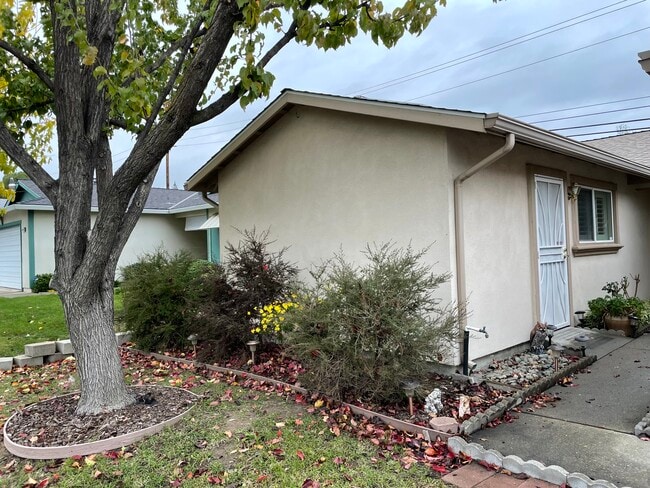 Photo - 4237 Strathmore Way