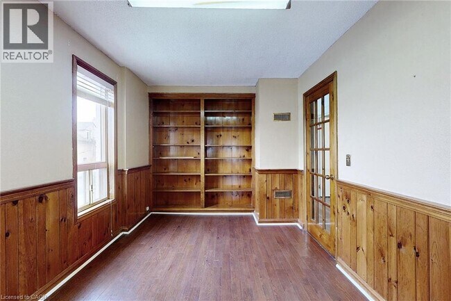 Photo - 15 Colborne St E