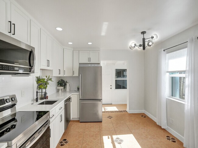 Photo - 920 NE 34th Ct