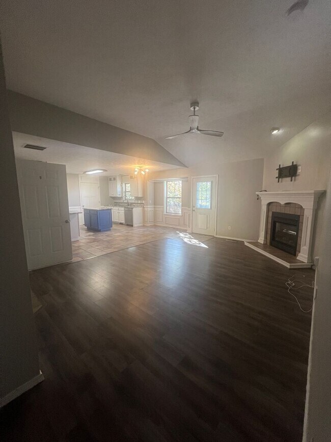 4 bedroom/3 bathroom/2 car garage/walkout House House Rental in