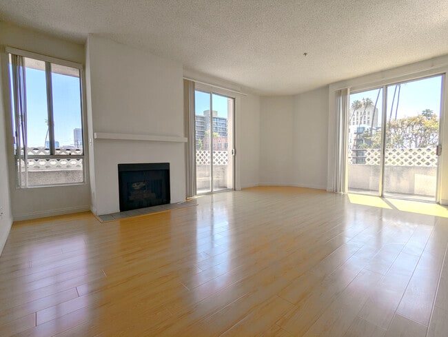 Building Photo - 553 S St Andrews Pl