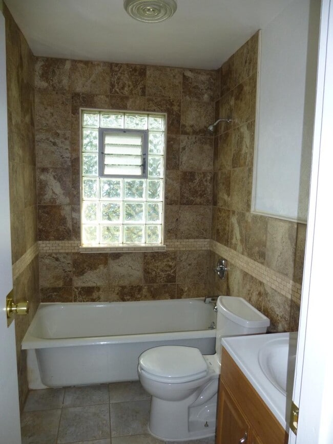 Photo - 940 Mirror St