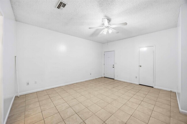 Building Photo - 9410 Stonehouse Ln