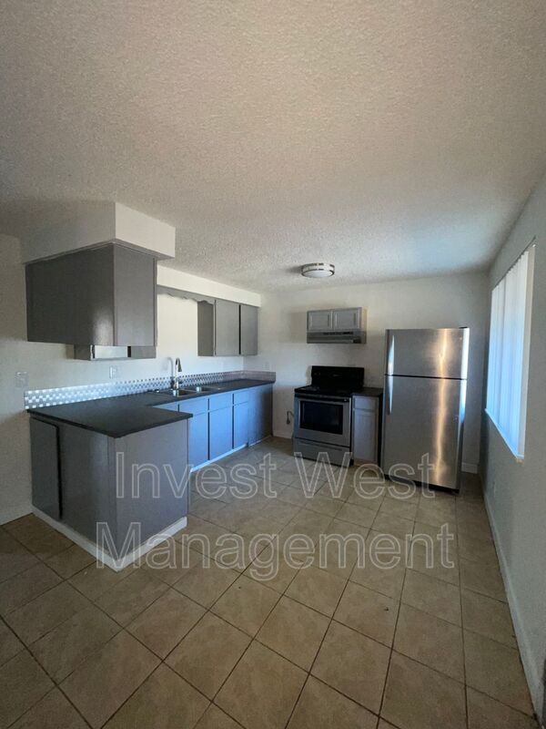 Photo - 944-933 33rd Ave