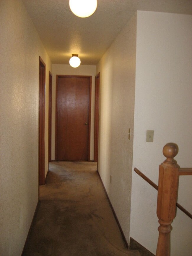 Building Photo - 824 SE Jensen St Unit #2