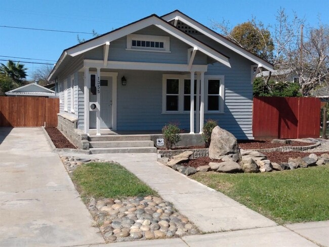 Building Photo - Fully Furnished Tower District Studio