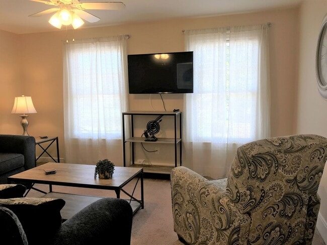 Photo - Windsor St-214 Unidad A Upstairs