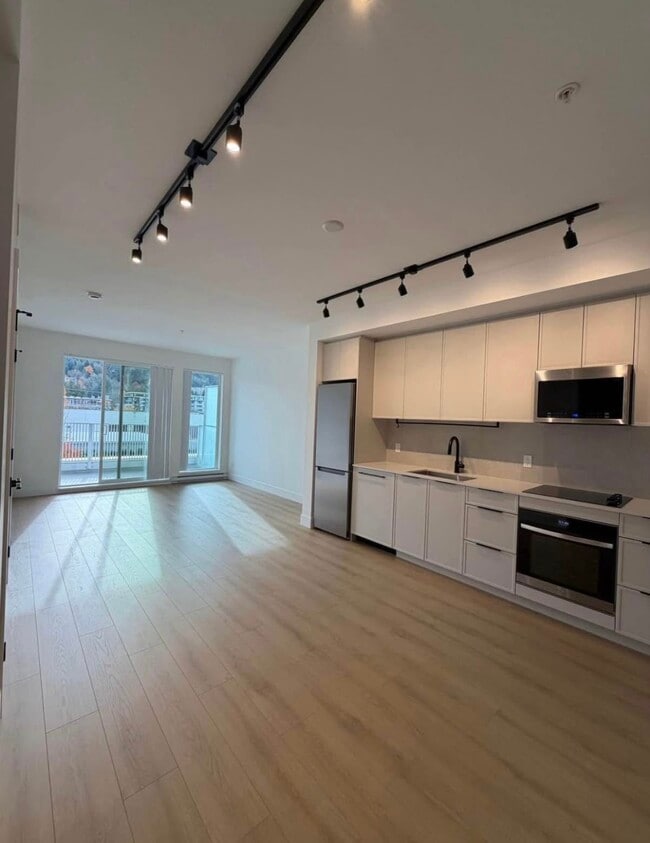 Photo - 3075 Murray St