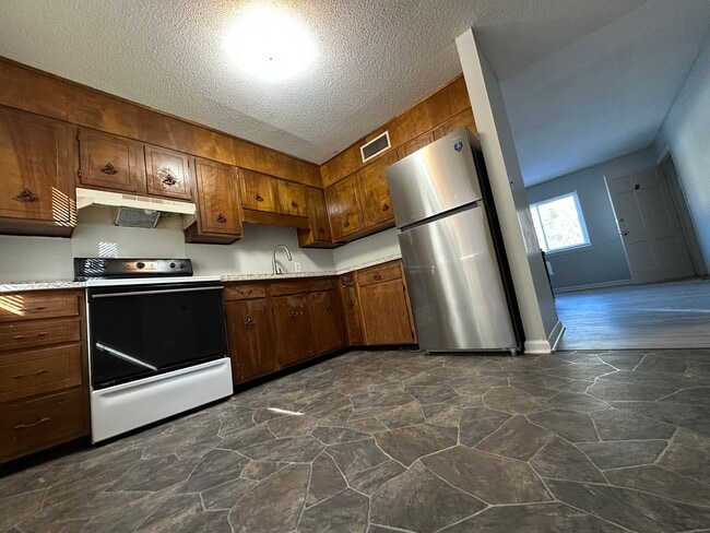 Building Photo - 3340 Pinewood Ave Unit B