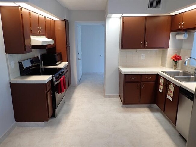 Building Photo - 106 Lake Emerald Dr Unit 401 Rental