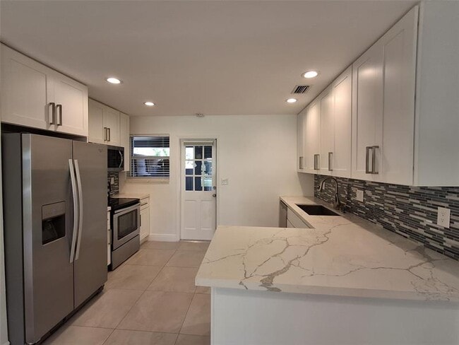 Building Photo - 2300 NW 3rd Ave Unit S