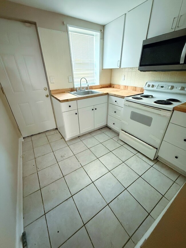 Building Photo - 3621 Wallace St Rental
