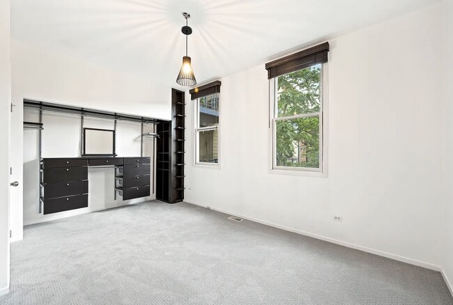 Photo - 2257 W Saint Paul Ave