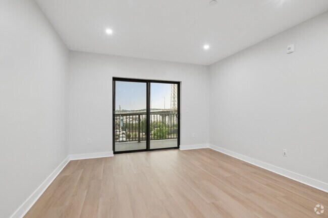 2BR, 2BA - 961SF - Living Room