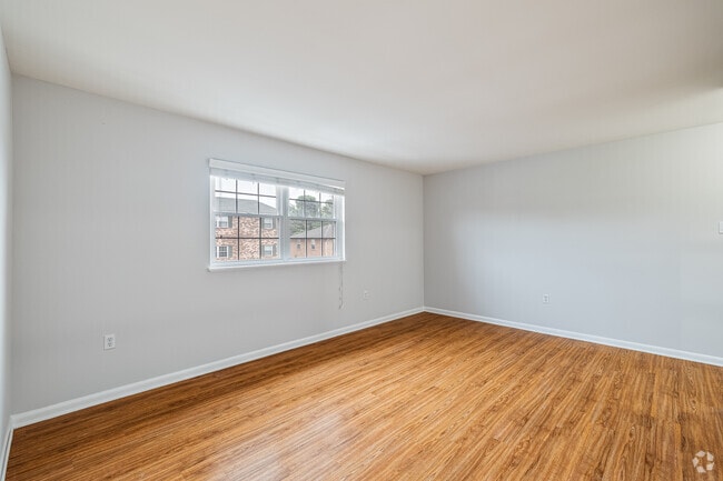2BR, 1BA 768SF - Gold - Livingroom