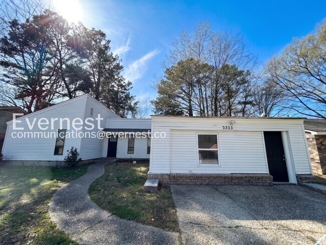 Building Photo - 4 Bed, 2 Bath Home with Fenced Yard and Parking / Pet-Friendly / Available Soon!