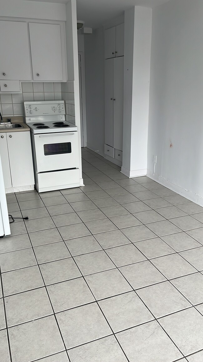 Building Photo - 105 Rue Milton