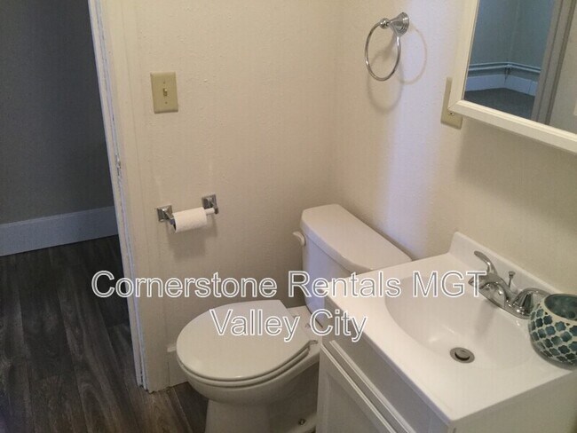 Photo - 264 College St SE