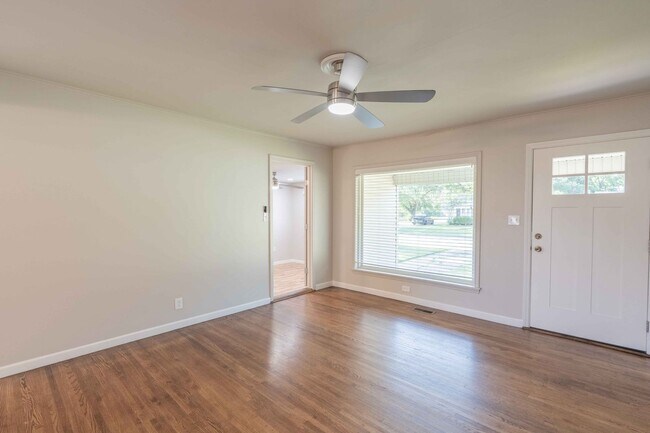 Photo - 4 bed/ 2 bath! Prime Location near Brooksi...