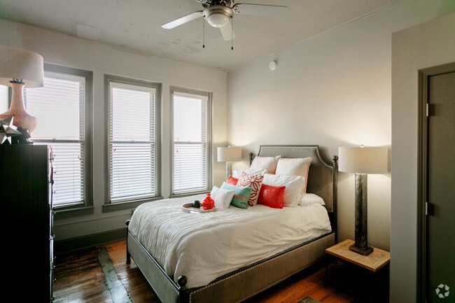 1BR/1BA 735 SF.
