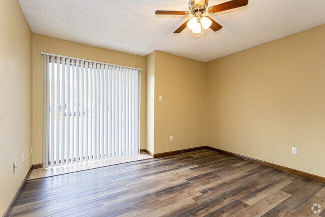 2BR, 2BA - 840SF